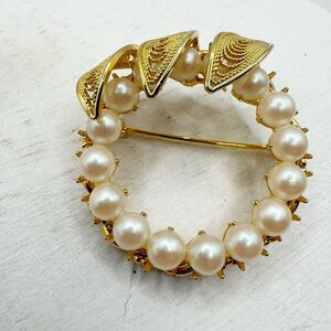 Hobe Vintage Pearl Circle Brooch With Filigree Leaves Gold Wreath Signed Costume